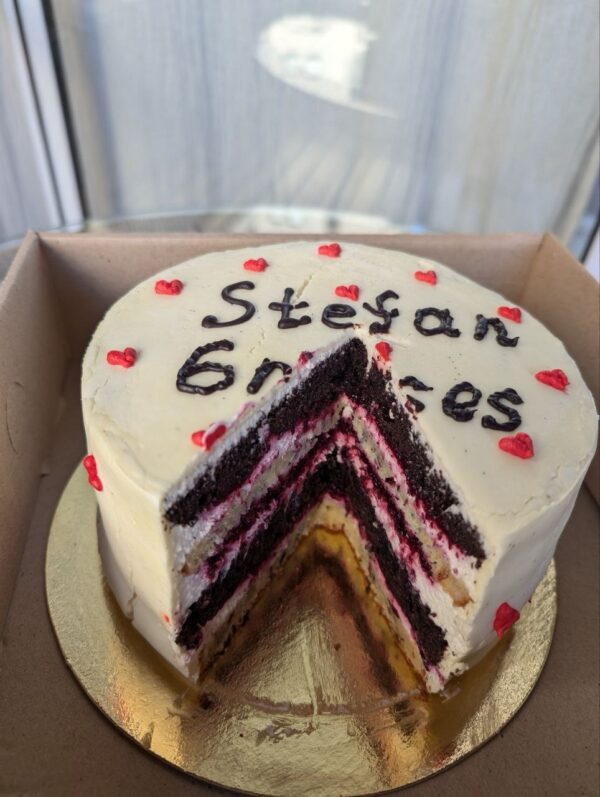 Torta de biscochuelo con crema agria - Imagen 2