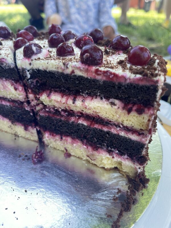 Torta de biscochuelo con crema agria - Imagen 8